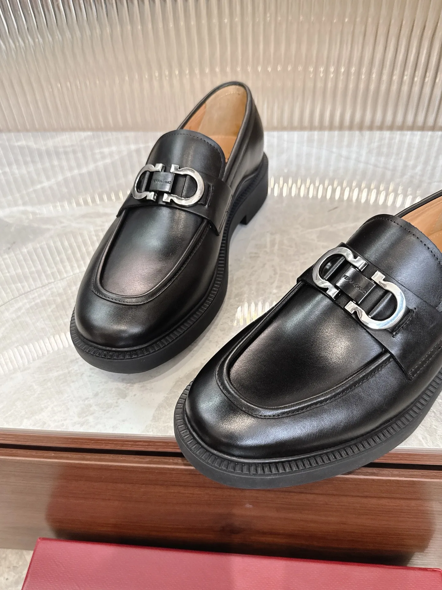 [Ferragam] Top P: 960💰 Size: 39-44 (38. 45.46 can be customized) Ferragamo men's boutique loafers, top quality, imported cowhide upper, water-dyed cowhide lining, original outsole.
